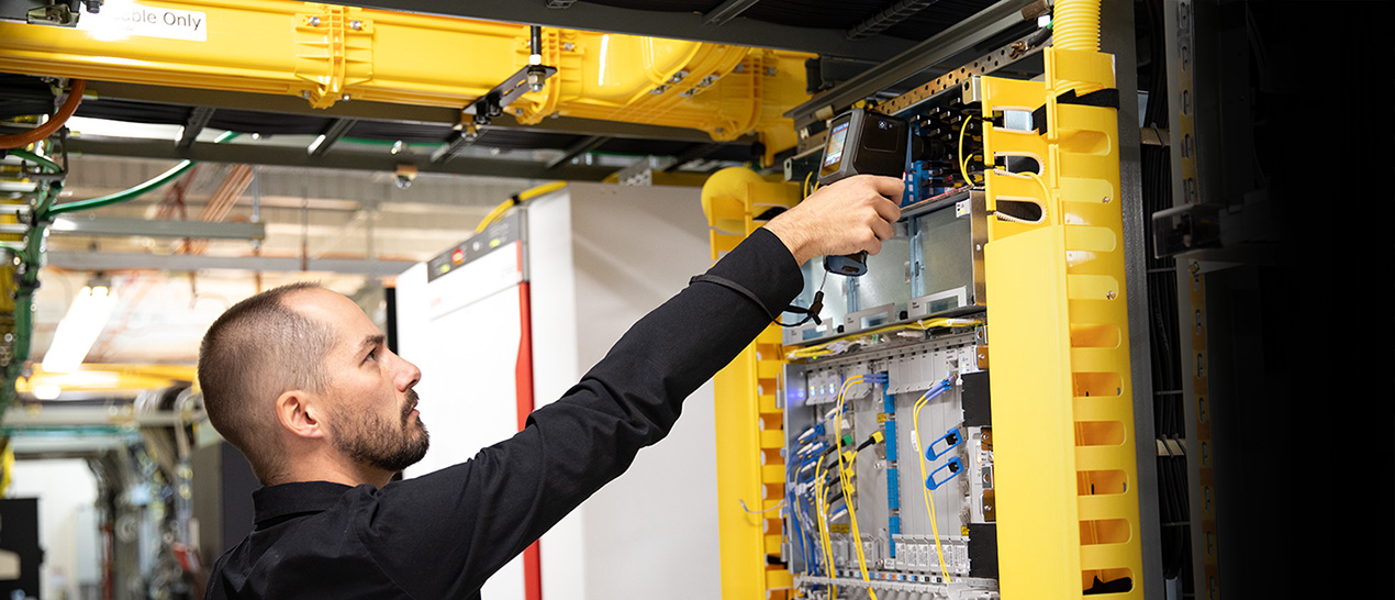 Figure 1. Fiber optic connector inspection within the data center using EXFO’s FIP-500 fiber inspection scope.